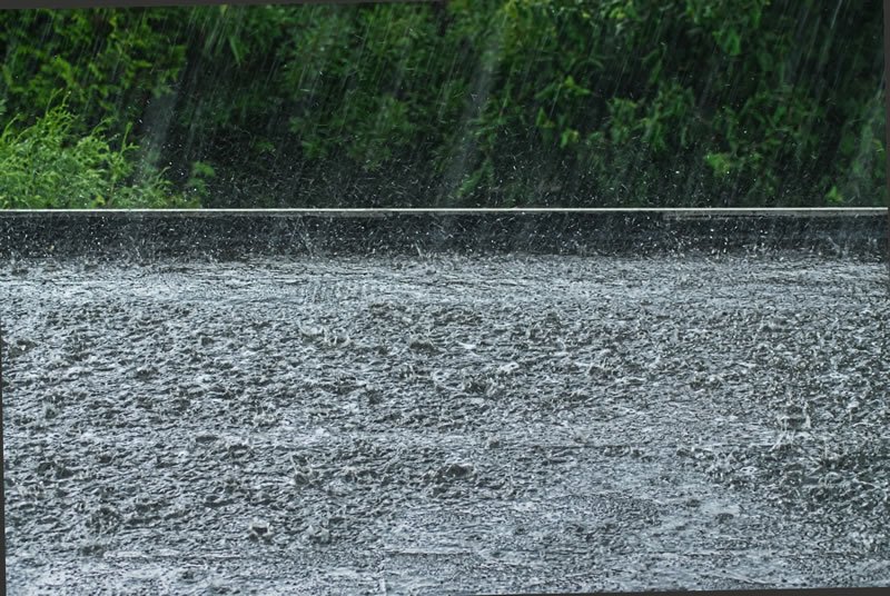 Heavy rain and ponding water on a commercial flat roof in Florida conditions